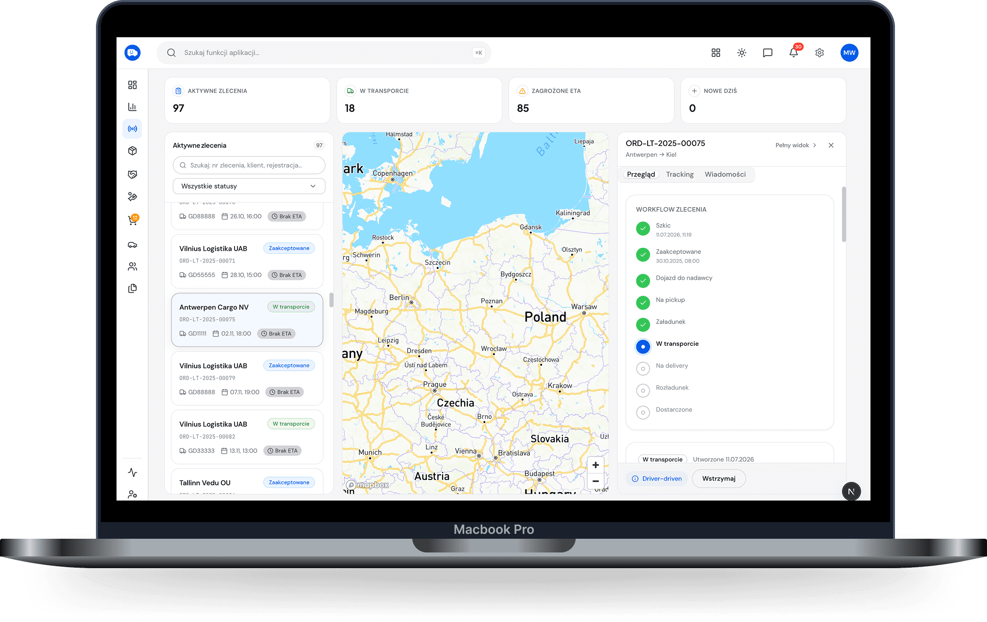 Dyspozytornia · desktop 1440 — Trzy kolumny: lista zleceń, mapa, panel kierowcy z rozmową.