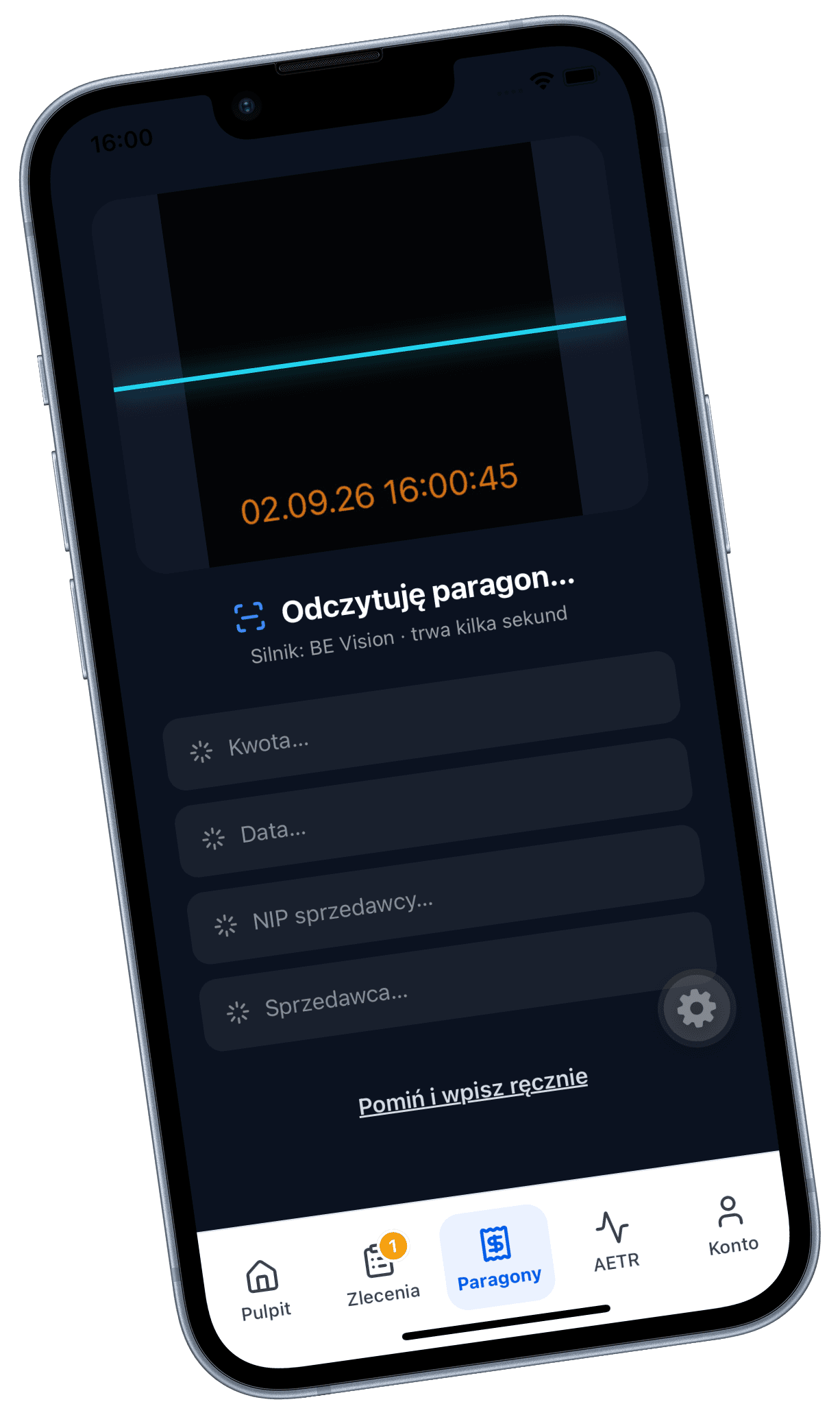 Koszt z paragonu · telefon, tryb nocny — Telefon w perspektywie ze zdjęciem paragonu i wypełnionym formularzem; obok „odklejony” panel z rozpoznanymi polami. Ten sam ekran co na stronie głównej.